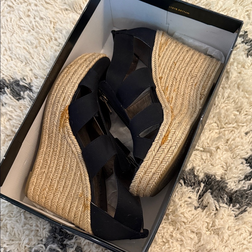 Moda Spana Black and Tan Wedge Shoes